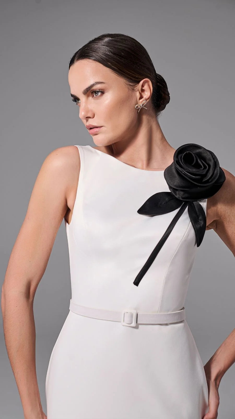 VESTIDO TUBO BICOLOR FLOR OMBRO+CINTO